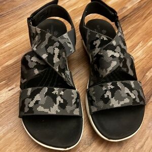 EUC CLOUDSTEPPERS by Clarks Sport Sandals Mira Lily Black/Gray  Camo Size 7. 5M